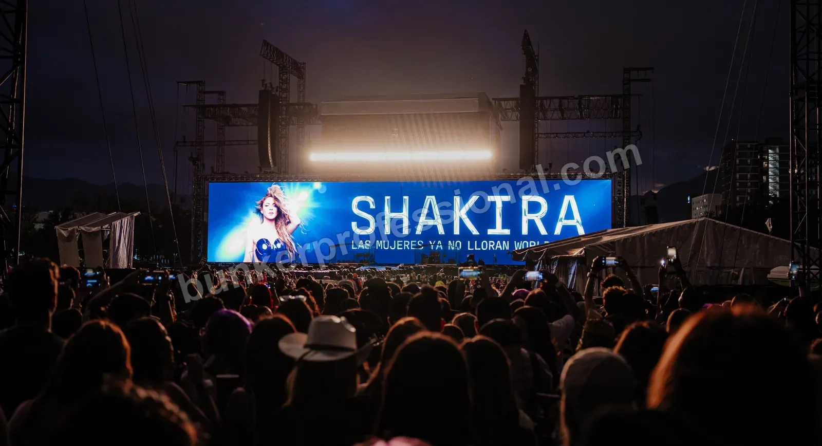 Montaje técnico para Shakira — 153